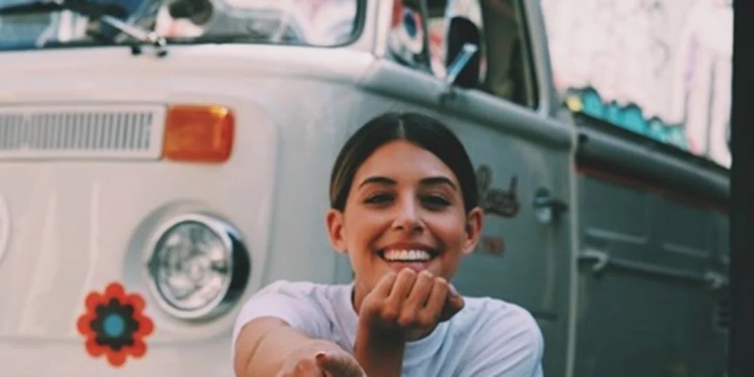 Demy | Έκλεψε τις εντυπώσεις ερμηνεύοντας "Τα παιδιά του Πειραιά" στη Ρωσία