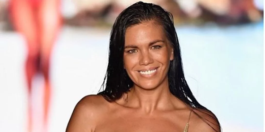 Μοντέλο κάνει πασαρέλα ενώ θηλάζει το μωρό της και στέλνει το δικό της μήνυμα