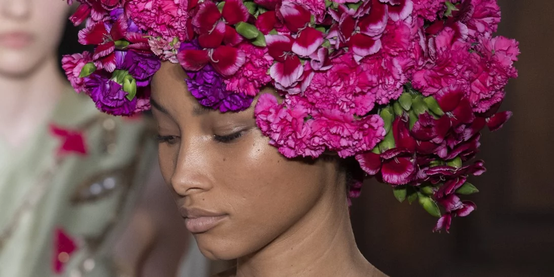 5+1 έντονα χρώματα που είδαμε στην πρόσφατη Εβδομάδα Μόδας Υψηλής Ραπτικής και ερωτευτήκαμε