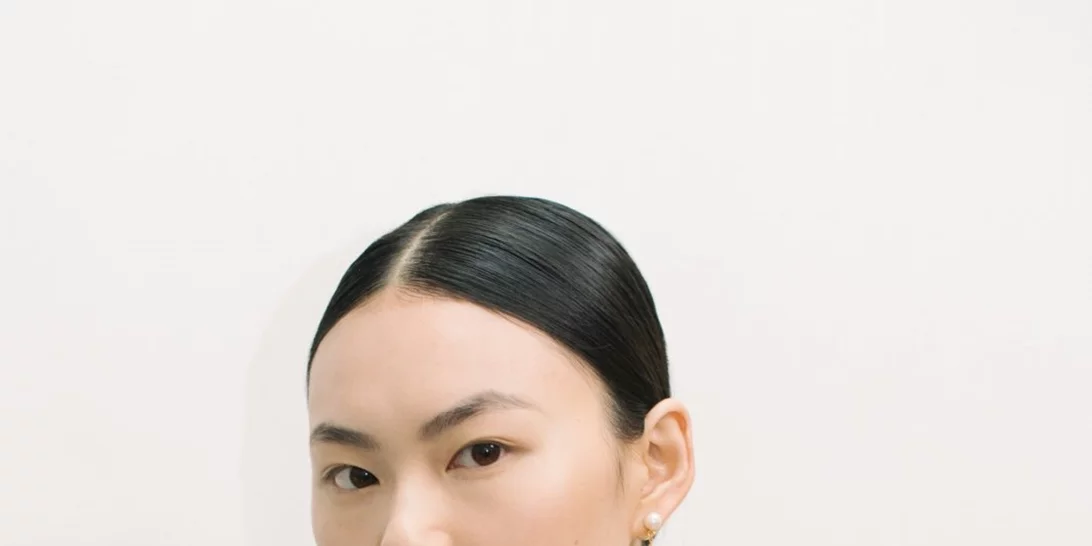 Μπορείς να κάνεις κι εσύ το χτένισμα που είδαμε στο Dior Haute Couture αν διαβάσεις αυτό το άρθρο (Plus: Βήμα βήμα το μακιγιάζ των μοντέλων)