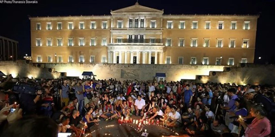 Σιωπηλή συγκέντρωση στο Σύνταγμα για τα θύματα της πυρκαγιάς