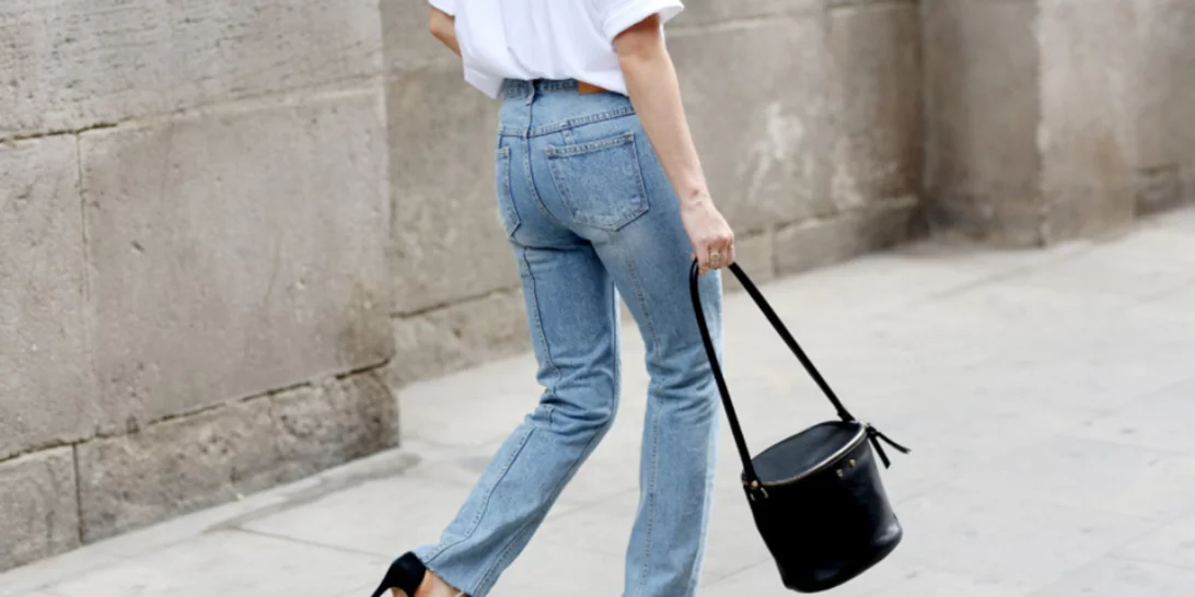 Ξέχνα τα mom jeans - από τη νέα σεζόν όλες θα φοράμε αυτή τη νέα denim τάση