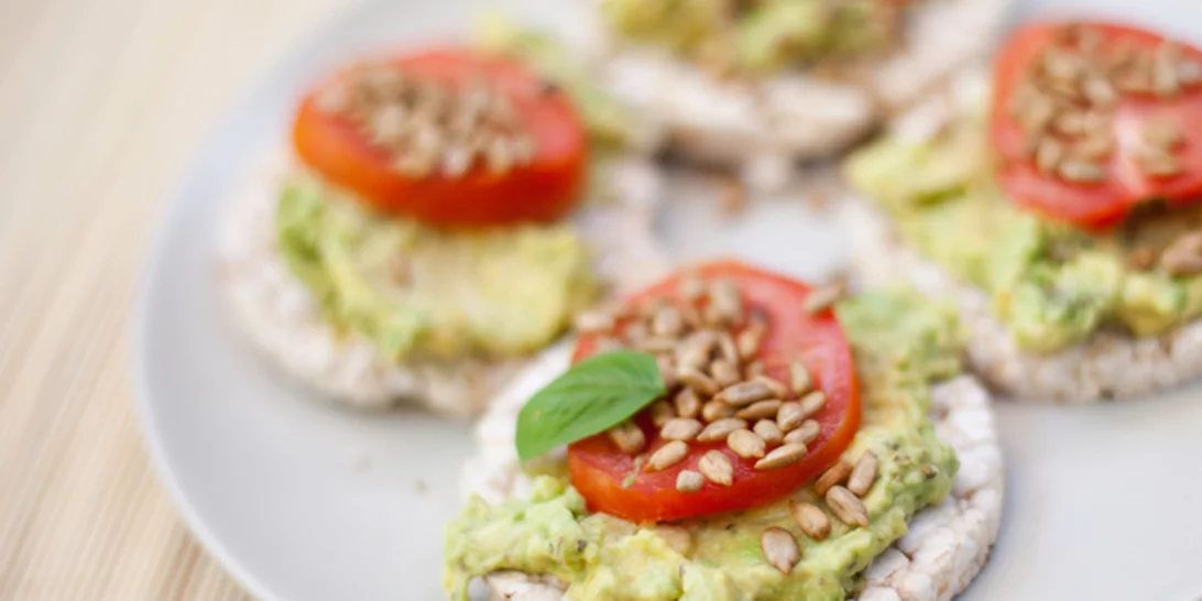 6 ιδέες για γρήγορα και νόστιμα σνακ με ρυζογκοφρέτα