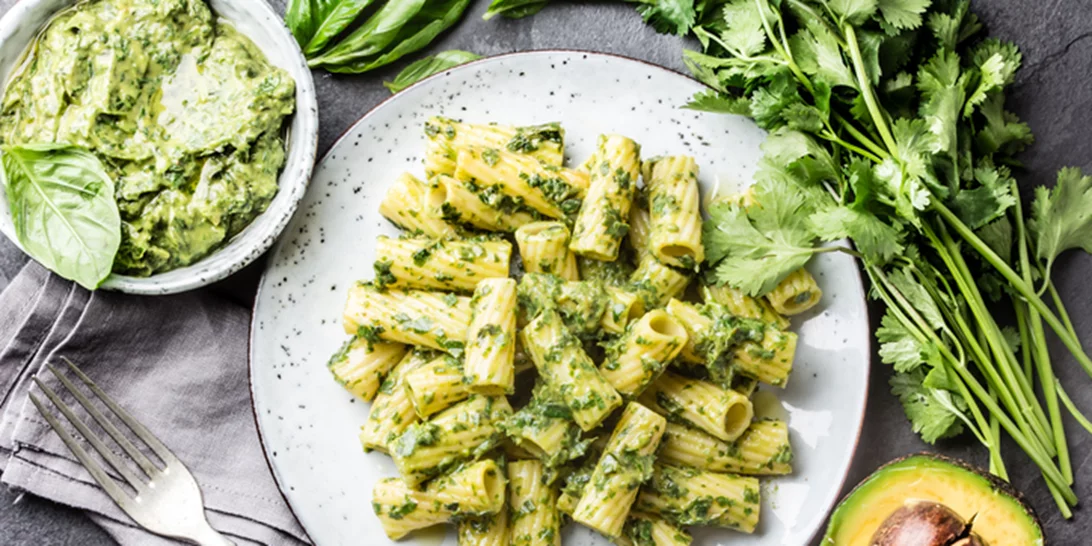 Ζυμαρικά με πέστο αβοκάντο | Η πιο νόστιμη και υγιεινή μακαρονάδα του καλοκαιριού