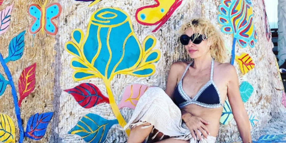 Ελένη Μενεγάκη | Ποζάρει στην παραλία στην Ίο!