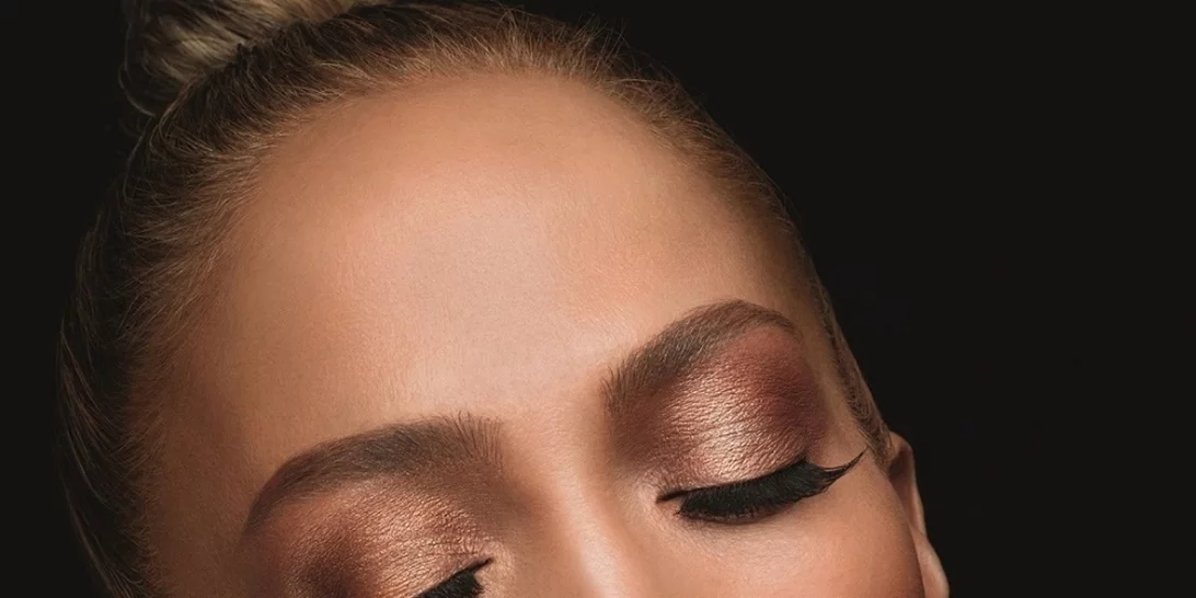 Βήμα βήμα και όλα τα προϊόντα για να πετύχεις το πιο τέλειο καλοκαιρινό μακιγιάζ της JLo