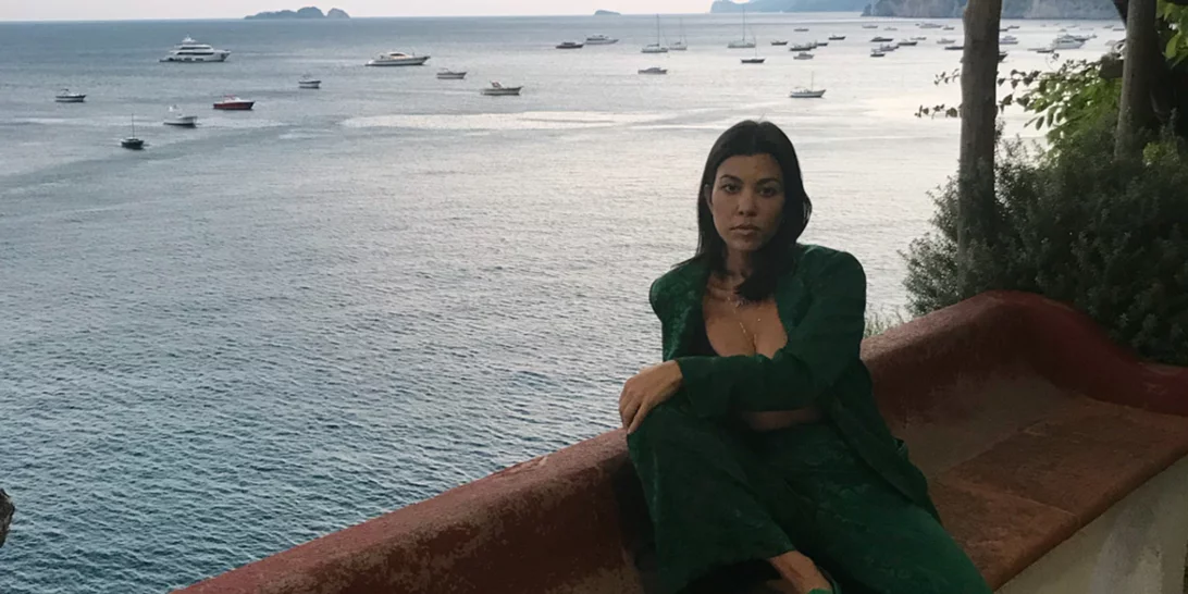 Κοστούμι το καλοκαίρι: Η Kourtney Kardashian μας έδειξε τον πιο κομψό και κοσμοπολιτίκο τρόπο να το φορέσουμε!