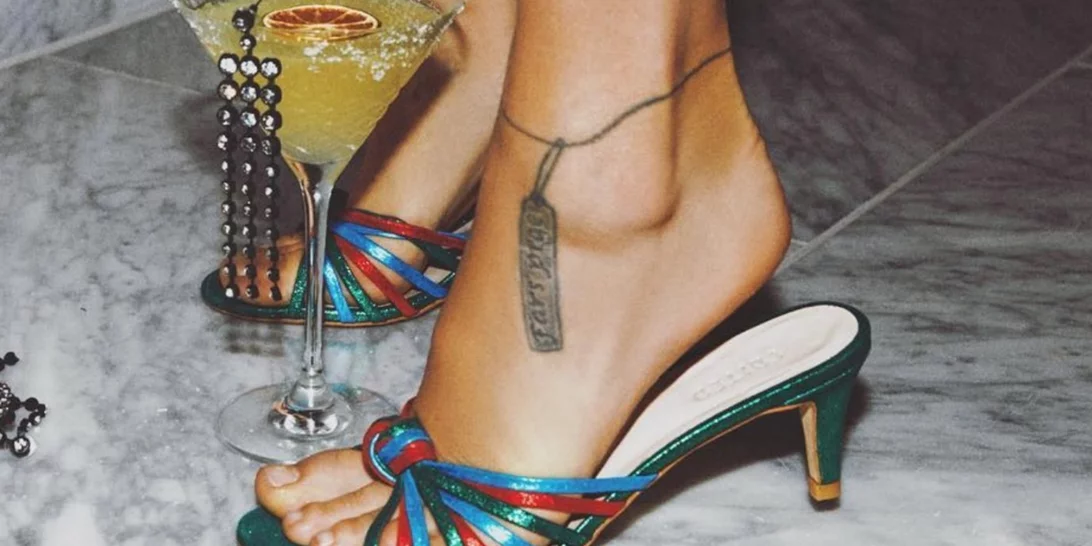 Τα παπούτσια που φορούν όλες οι fashionistas μας θυμίζουν κάτι