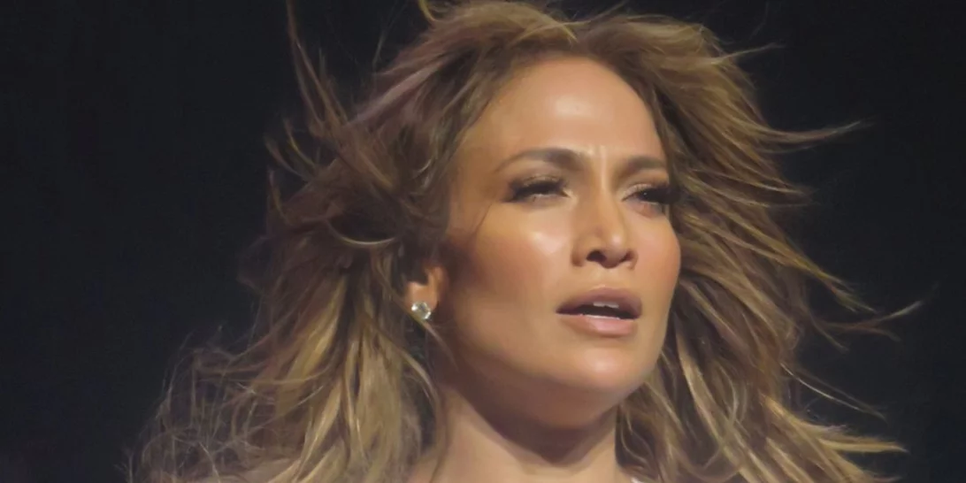 Η Jennifer Lopez μόλις απέδειξε τι σημαίνει #stylegoals στα 48 της χρόνια