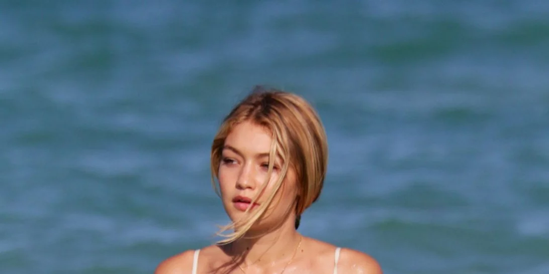 Το ψηλόμεσο μπικίνι είναι πιο θηλυκή επιλογή που μπορείς να κάνεις στην παραλία