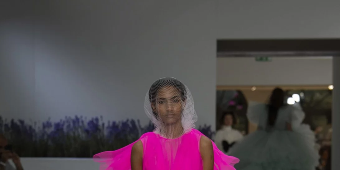 Έχεις δοκιμάσει να εντάξεις το φούξια στο ντύσιμό σου;