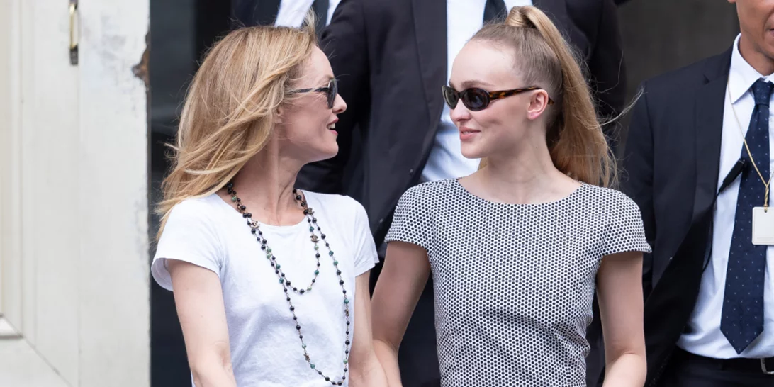 Vanessa Paradis - Lily Rose Depp | Το stylish duo μήτερας-κόρης παρακολούθησε μαζί σήμερα το show του οίκου Chanel