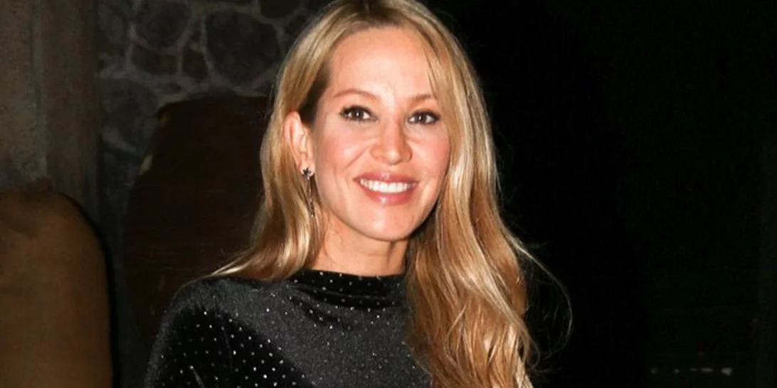 H Aννίτα Ναθαναήλ ποζάρει με μπικίνι στο σαλόνι του σπιτιού της και δείχνει το απίθανο κορμί της