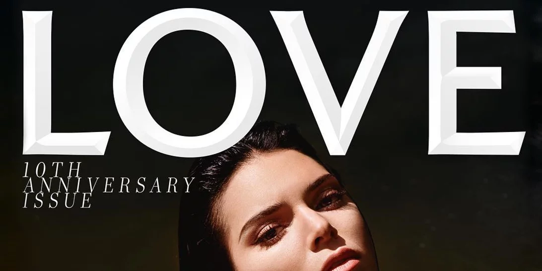 Η Kendall Jenner ποζάρει topless μέσα σε μία λίμνη