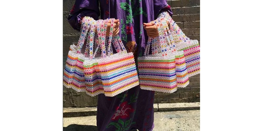 Η τσάντα που βλέπουμε παντού φέτος το καλοκαίρι και η ιστορία της