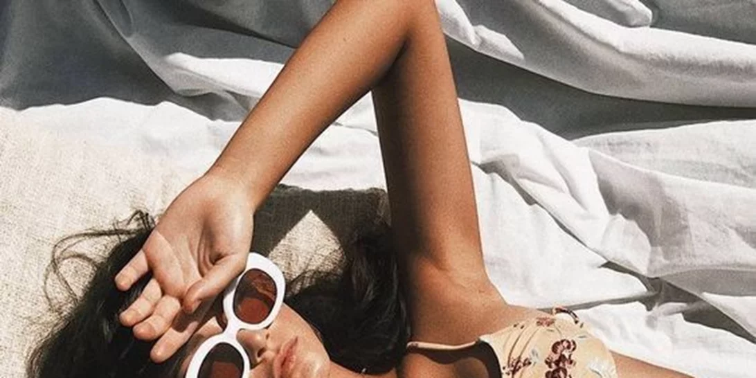 Ούτε κομμωτήριο, ούτε κόπος! Η θεραπεία για τέλεια μαλλιά που μπορείς να κάνεις μόνη σου και στις διακοπές