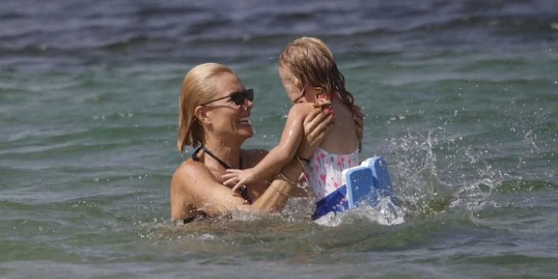 Βίκυ Καγιά-Παιχνίδια με τη μικρή Μπιάνκα στην παραλία!