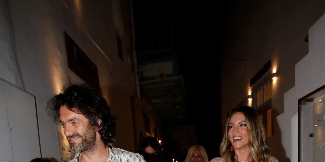 Αθηνά Οικονομάκου - Φίλιππος Μιχόπουλος | Full in love σε παραλία της Μυκόνου