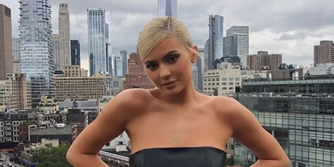 Η Kylie Jenner κάνει ηλιοθεραπεία μαζί με την μικρή Stormi