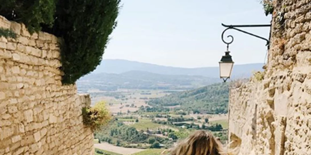 H αγαπημένη τσάντα των Γαλλίδων είναι και φέτος στη μόδα