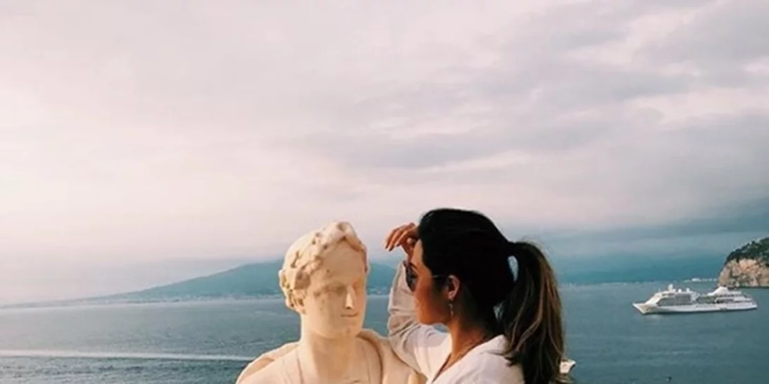 Bustie Pose | Τι είναι αυτή η νέα μόδα στο Instagram;