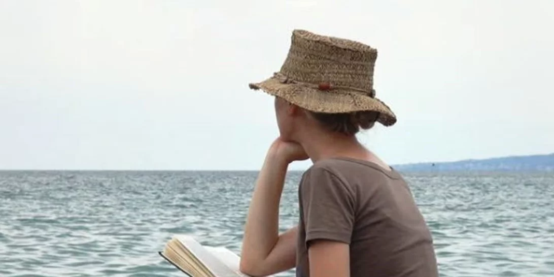 Διάβασμα στην παραλία: Ο δεκάλογος του «σωστού αναγνώστη»