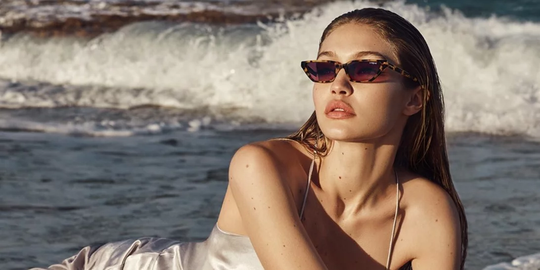 Η Gigi Hadid δείχνει να προτιμάει ένα πολύ συγκεκριμένο είδος γυαλιών ηλίου φέτος
