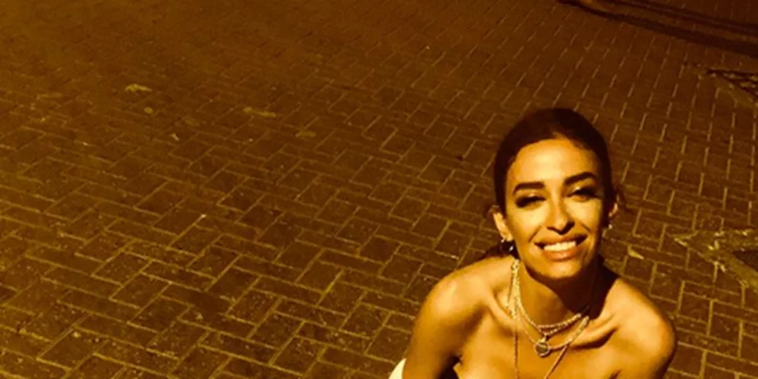 Ελένη Φουρέιρα | Ποζάρει topless με φόντο το ηλιοβασίλεμα