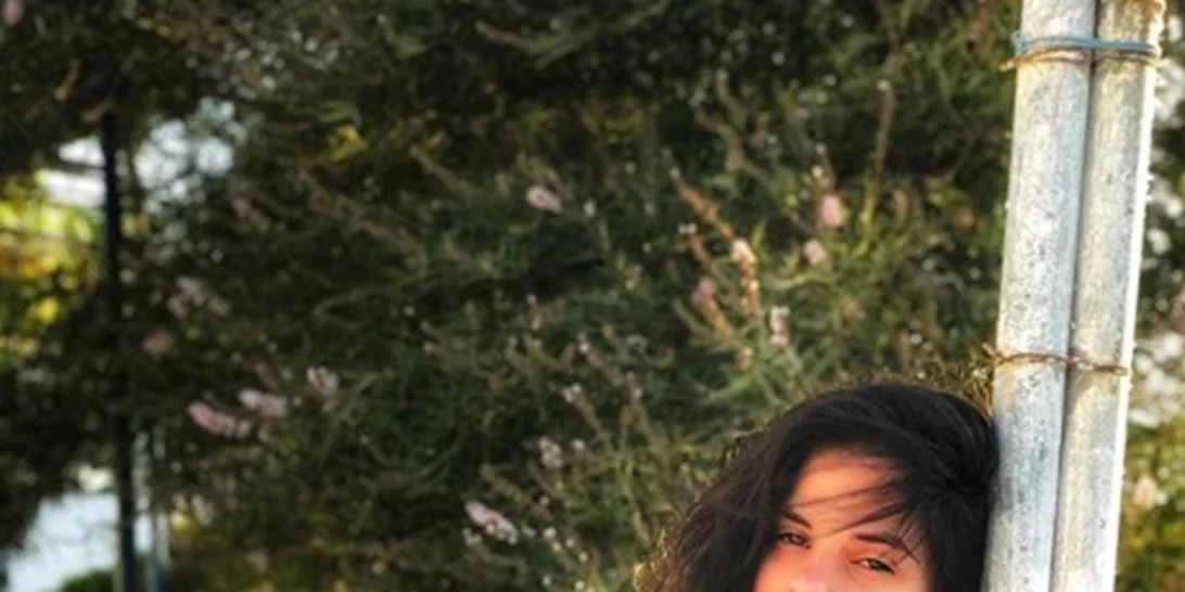 Ελίνα Μπόμπα | Κλέβει τις εντυπώσεις χορεύοντας στο κυκλαδίτικο τοπίο