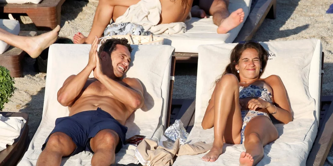 James Franco | Τα καυτά φιλιά με την σύντροφό του στη Μύκονο