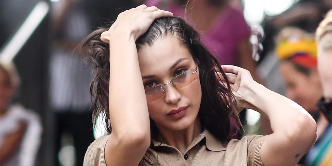 Bella Hadid | Η εκκεντρική εμφάνιση με μπλε, φαρδύ παντελόνι