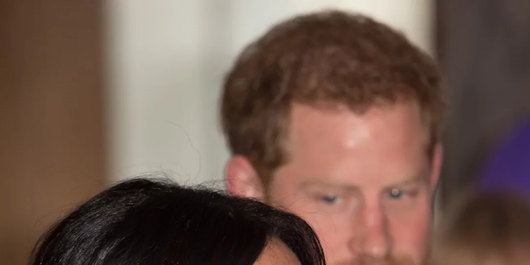 Δες το τρυφερό βίντεο με τον Πρίγκιπα Harry να φτιάχνει τα μαλλιά της Meghan (μα τι σύζυγος)!