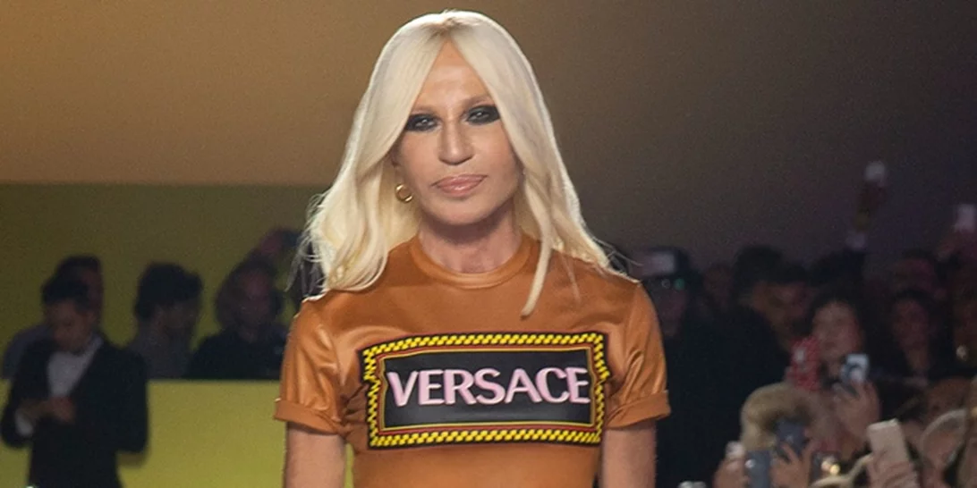 Donatella Versace | Έβαλε πωλητήριο στον οίκο Versace