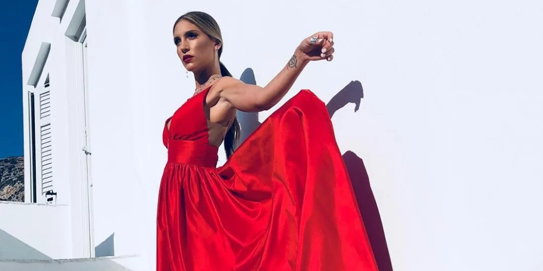 #SakisChristina | Το εντυπωσιακό κόκκινο φόρεμα της Αθηνάς Οικονομάκου κάπου το είχαμε ξαναδεί