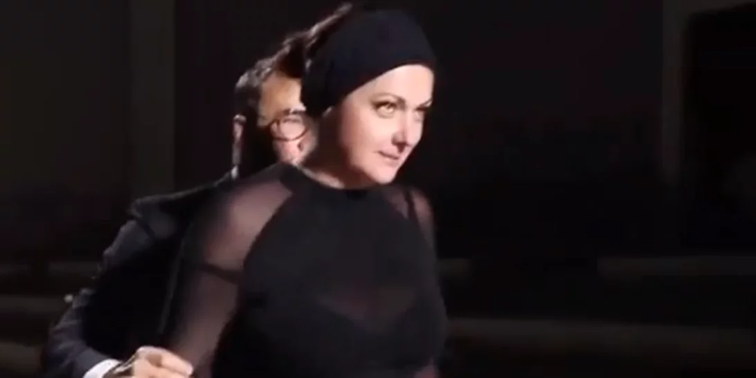 H Celeste Barber «περπατά» στην πασαρέλα για τον Tom Ford και μας χαρίζει άφθονο γέλιο