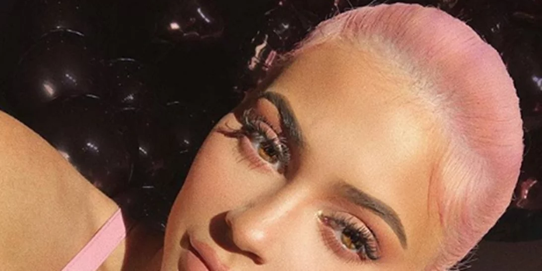 Kylie Jenner | Έβαψε τα φυσικά μαλλιά της ροζ (ναι, ναι) και ορίστε πώς το έκανε