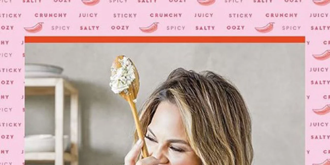 Η Chrissy Teigen προτείνει το comfort φαγητό του σαββατοκύριακου