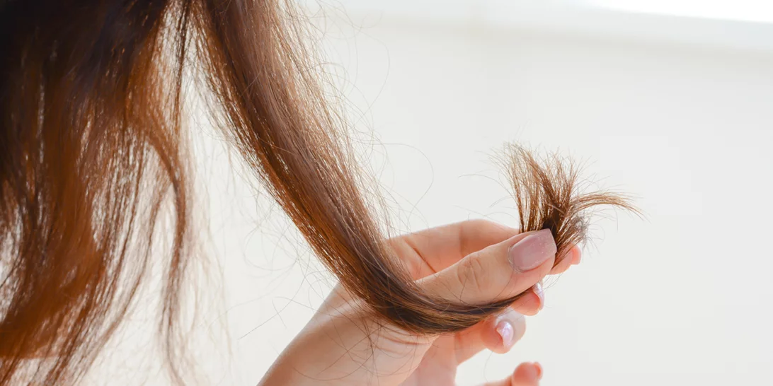Σπασμένες άκρες; Απαλλάξου από αυτές χωρίς να κλείσεις ραντεβού στο κομμωτήριο!