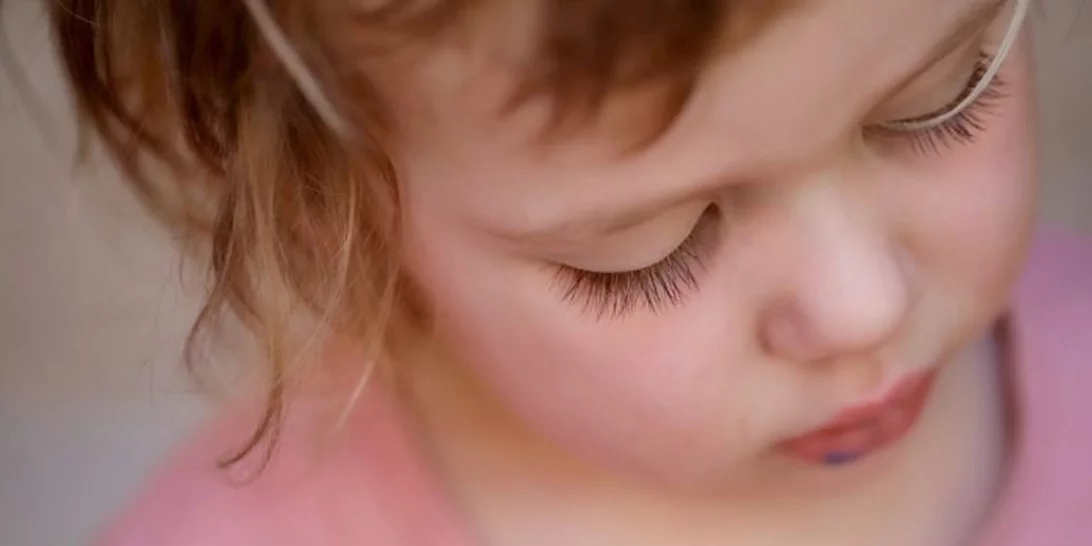 Οι ταμπέλες στην παιδική ηλικία εμποδίζουν το παιδί να έρθει σε επαφή με την πραγματική εξέλιξη της ιδιοσυγκρασίας του