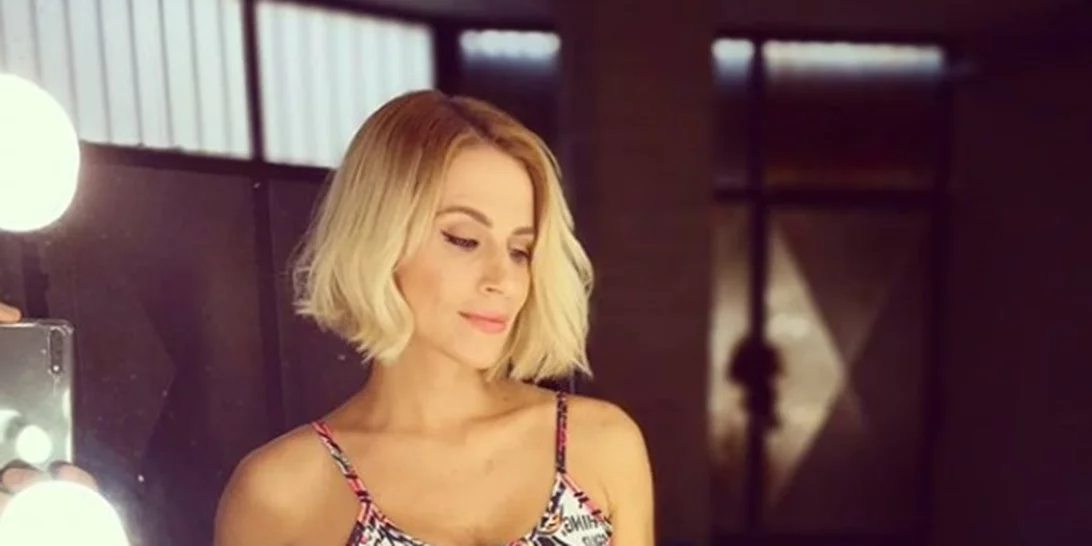 Νάντια Μπουλέ | Κάνει γιόγκα με το μαγιό της και κλέβει τις εντυπώσεις