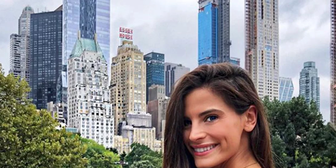 Το φούξια φόρεμα της Χριστίνας Μπόμπα μας άρεσε πολύ