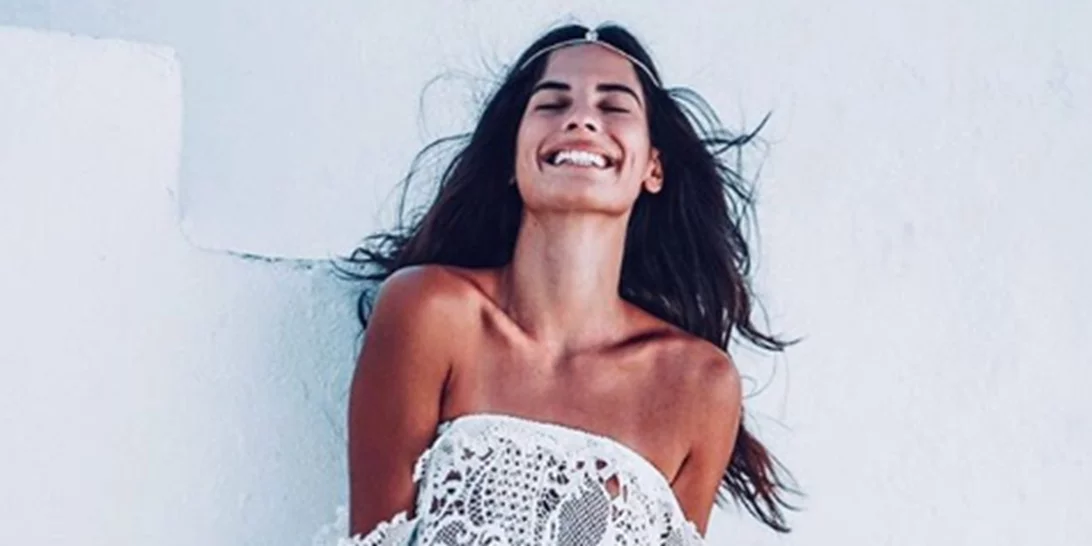 Χριστίνα Μπόμπα | Τρώει παγωτό με... πουλόβερ και μπουφάν στην Ιρλανδία