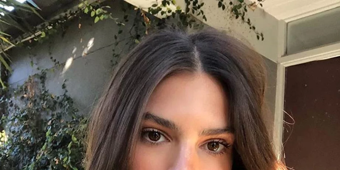 Emily Ratajkowski | Αναβιώνει τη θρυλική φωτογραφία της Demi Moore στην εγκυμοσύνη της
