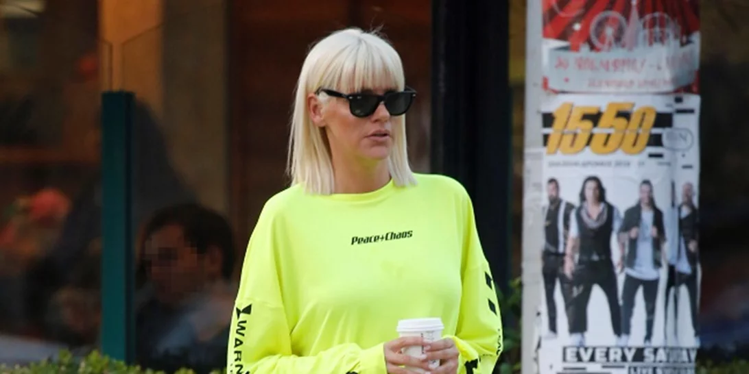 Σάσα Σταμάτη | Με casual εμφάνιση κάνει βόλτα στη Γλυφάδα