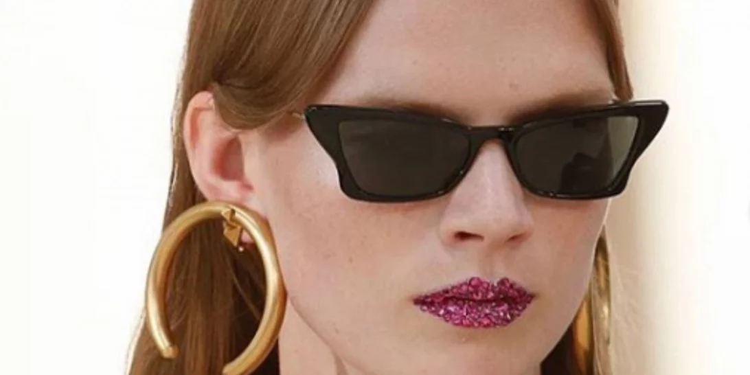 Τα πιο extra beauty looks που λατρέψαμε από τις πασαρέλες των Εβδομάδων Μόδας