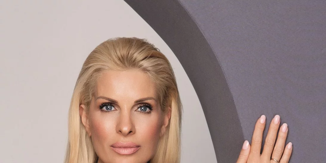 Ελένη Μενεγάκη | Φωτογραφίζεται για την εκστρατεία ενάντια στον καρκίνο του μαστού των Estée Lauder