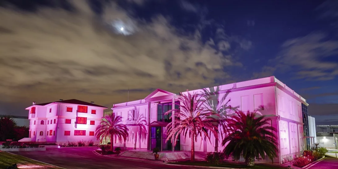 Στηρίζουμε την πρωτοβουλία της UNI-PHARMA & INTERMED που φώτισαν ροζ τα κτίριά τους