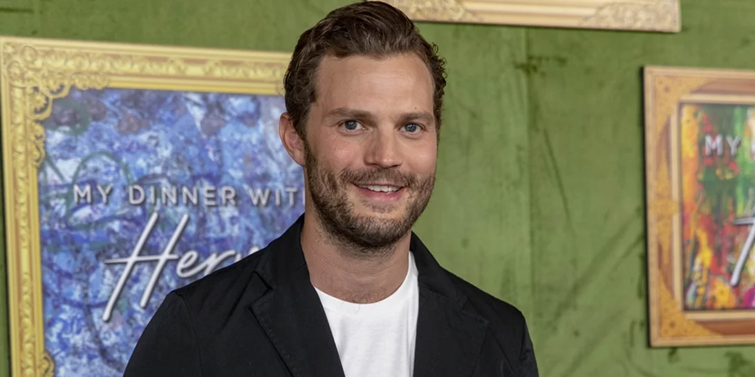 Ο star του «50 Shades Of Grey» άφησε τις κόρες του να τον ντύσουν | Το αποτέλεσμα είναι ξεκαρδιστικό