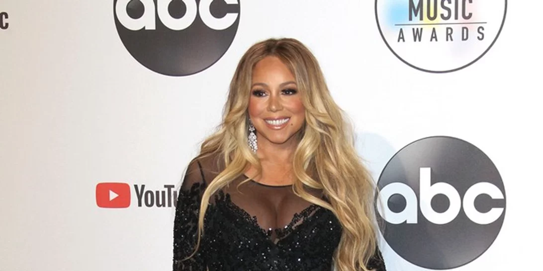 Η Mariah Carey τραγουδά σε βίντεο το «Auld Lang Syne», αλλά ξεχνά τους στίχους