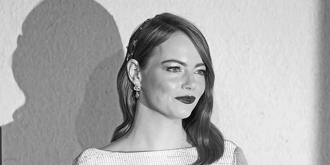 Καμία δε φοράει το ασημί καλύτερα από την Emma Stone